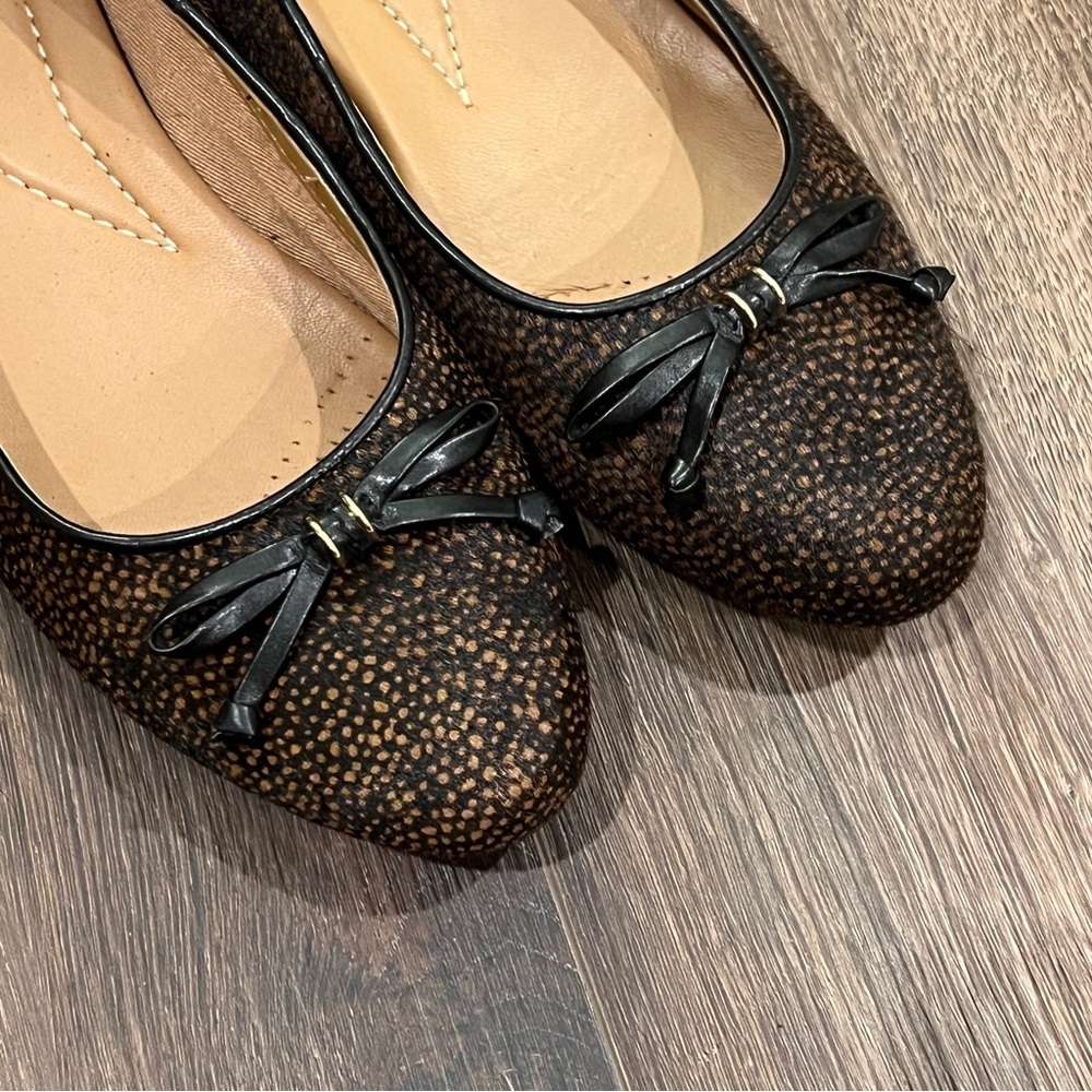 Clarks Real Fur Women’s Size 9M Dyed Cow Shoes Flats Black Brown Bow - Picture 3 of 11